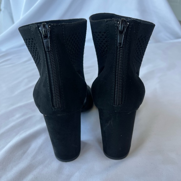 Report Tarragon Peep Toe Perforated Ankle Women’s Bootie Size 6.5 - Picture 3 of 10